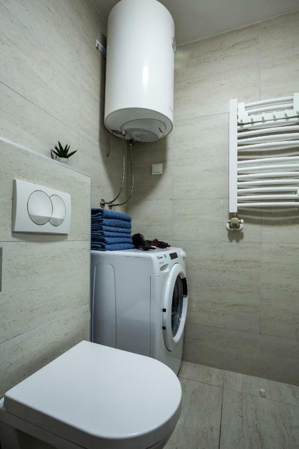 Modern Naive Downtown With Free Private Garage-Fast Wi-Fi Apartment โนวีซาด ภายนอก รูปภาพ