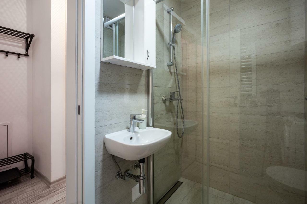 Modern Naive Downtown With Free Private Garage-Fast Wi-Fi Apartment โนวีซาด ภายนอก รูปภาพ